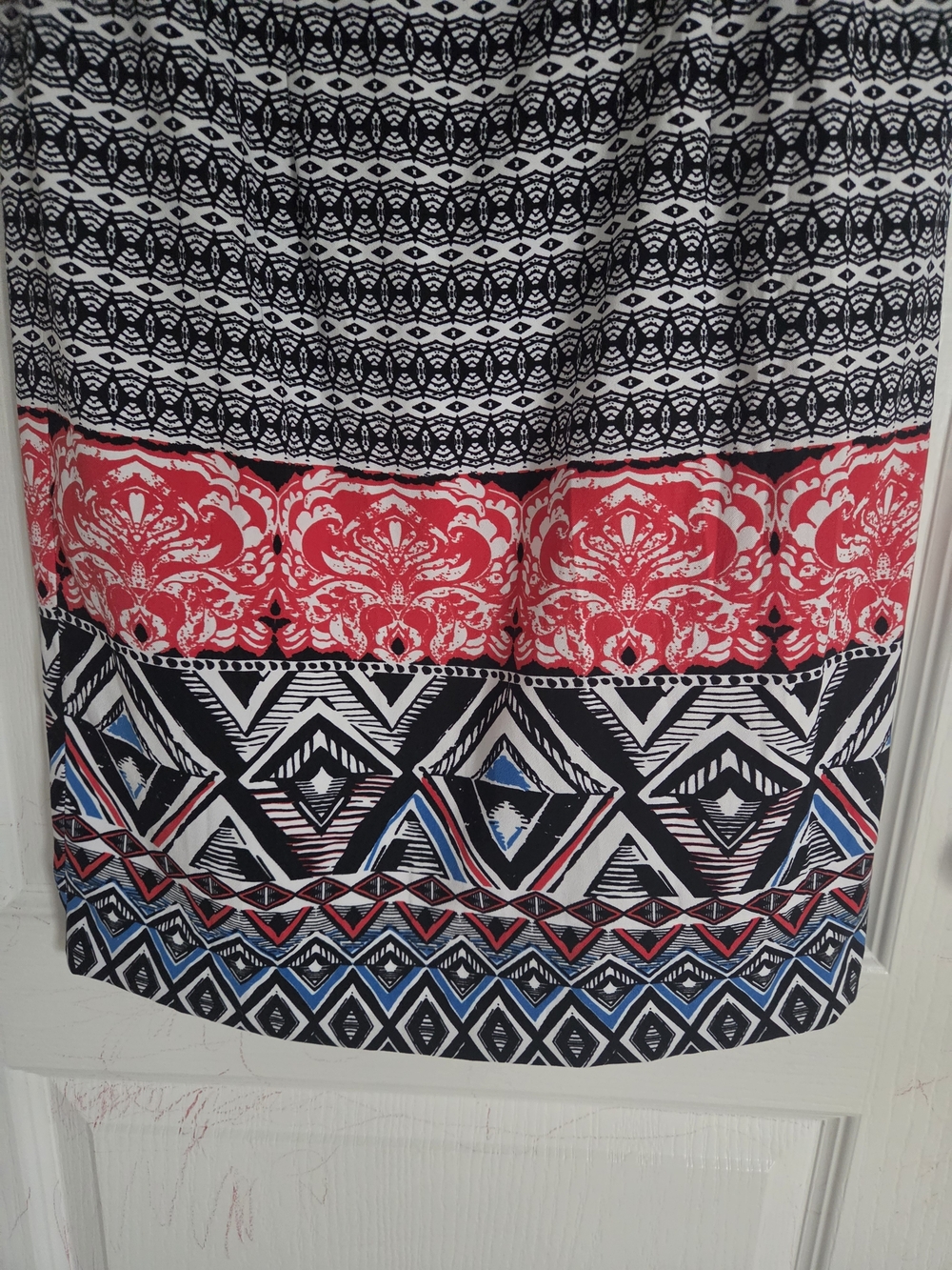 Sleeveless Black and Coral Patterned Shift Dress - Picture 6 of 9